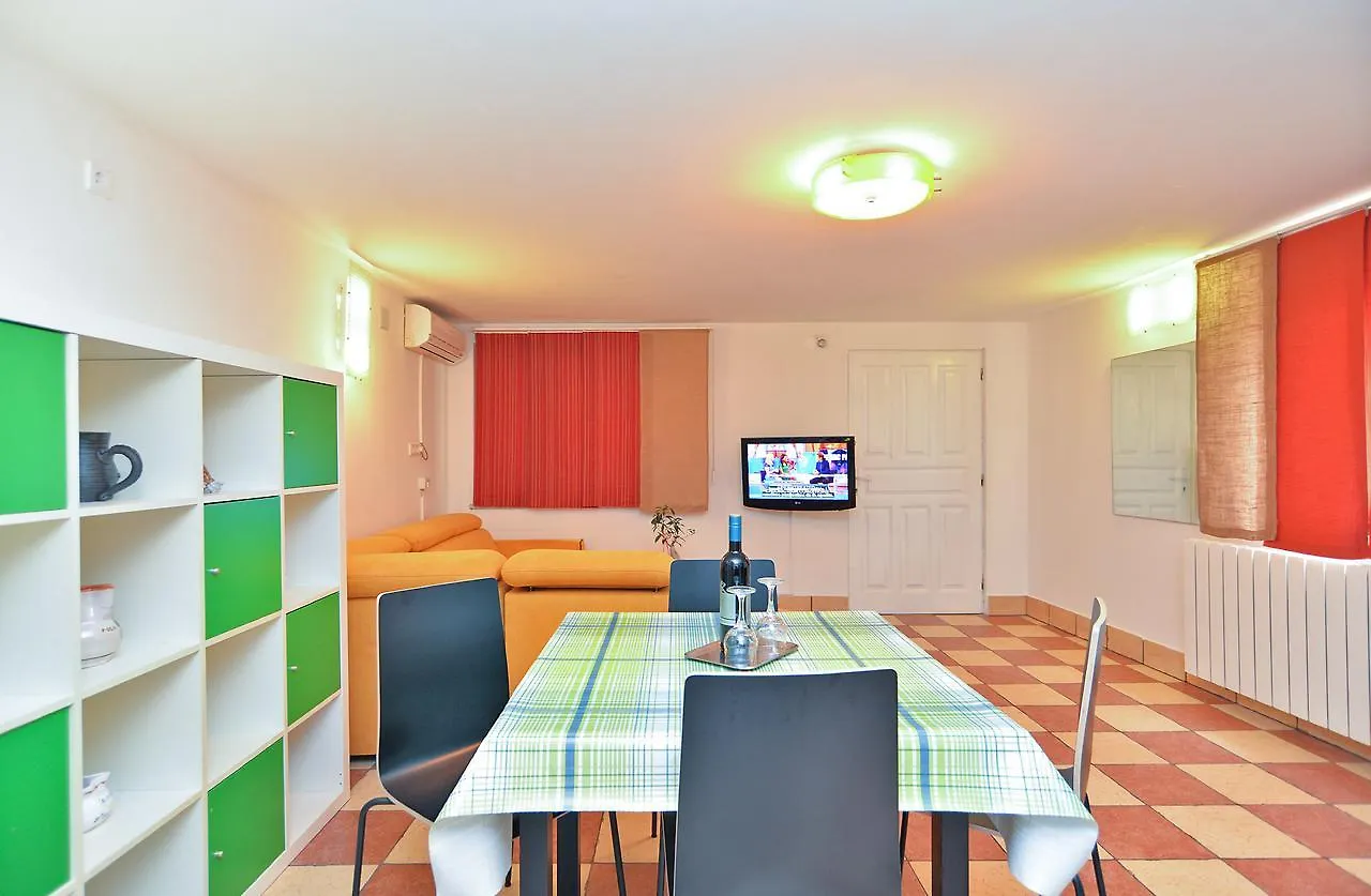 Apartments Dragica 929 Fazana 0*,